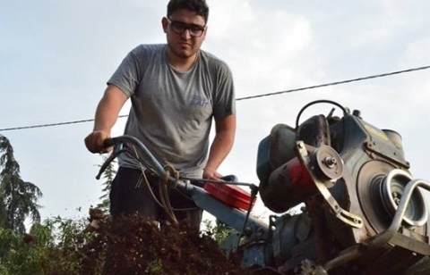 Il lavoro non c'�? I giovani laureati vanno a zappare la terra